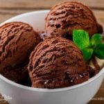 Веганское ванильное мороженое с шоколадом