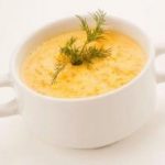 Сладкий кукурузный суп с маслом чили