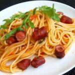 Спагетти с обжаренным луком-пореем, белой фасолью и грецкими орехами