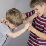 Почему мальчики дерутся: ответ детского психолога