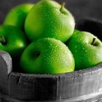 Врач предупредила об опасности зеленых яблок