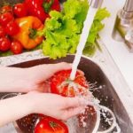 Как правильно мыть фрукты, чтобы не осталось грязи и воска