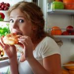 Эндокринолог назвала признаки нездоровой любви к еде