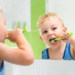 Как приучить ребенка чистить зубы?