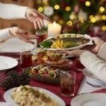 Диетолог посоветовал, как избежать переедания в новогоднюю ночь