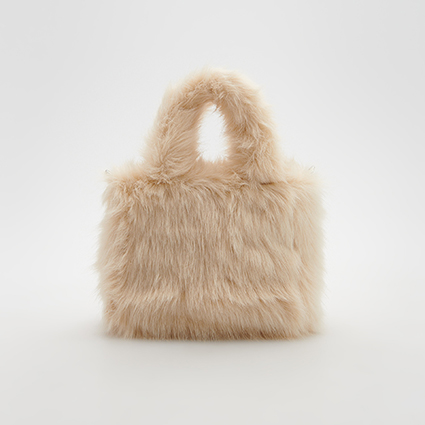 20 меховых сумок, которые подойдут к любому зимнему образу
