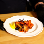 Как приготовить тушеные осьминоги с овощами и маслинами
