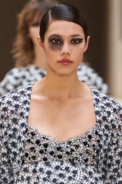Chanel обвинили в "гламуризации насилия" из-за макияжа моделей на кутюрном показе