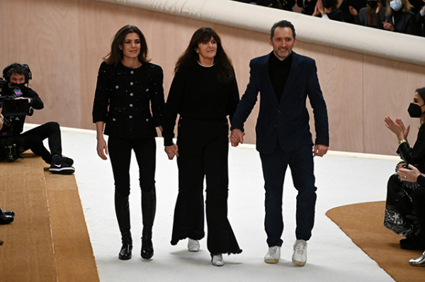 В Париже прошел показ Chanel: Шарлотта Казираги въехала на подиум на коне, среди гостей были Марго Робби и Ванесса Паради