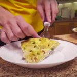 Как сделать итальянский омлет фриттату: пожарить с беконом и картошкой, сверху положить сыр, советует Белькович