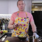 Шеф добавляет вареное яйцо и грибы: как готовит сочный пирог с курицей из пачки слоеного теста Емельяненко