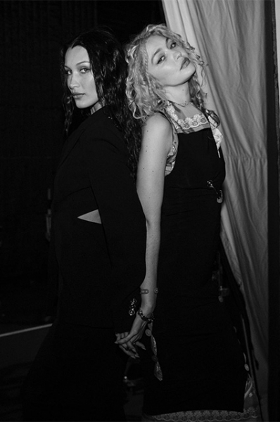Белла и Джиджи Хадид снялись обнаженными для Versace и повторили образы из архивной кампании с Клаудией Шиффер
