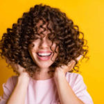 Кудрявые волосы: как укротить их без стайлинга и сделать красивыми