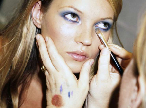 Голубой макияж — тренд из 60-х и нулевых вернулся этой весной